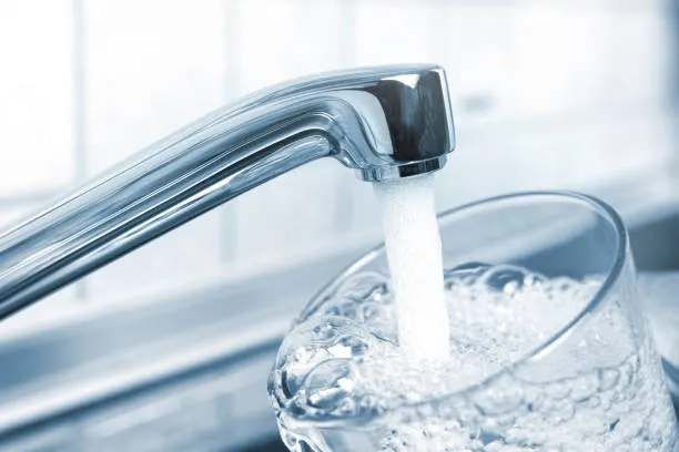Comparison of bottled water and home water filtration as drinking water options